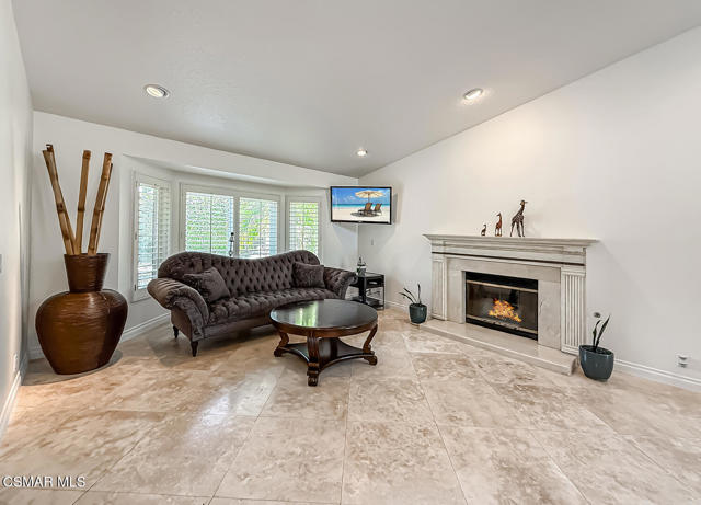 2848 Bayham Cir, Thousand Oaks CA: https://media.crmls.org/mediaz/fc8a1083-09af-4efe-917b-55a5f691ff4c.jpg
