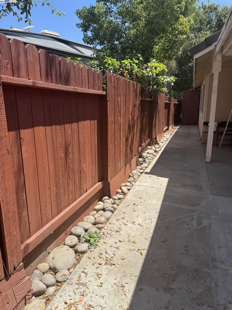 5325 Avante Lane, Salida CA: https://media.crmls.org/mediaz/fc8a441c-3454-4a84-a25f-ec9deb99adb5.jpg
