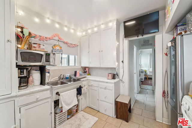 1946 S La Salle Avenue, Los Angeles CA: https://media.crmls.org/mediaz/fc8a594e-81b0-4962-9ba6-0da754502f1c.jpg