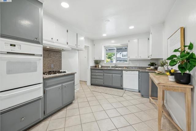 4859 Seaview Ave, Castro Valley CA: https://media.crmls.org/mediaz/fc8a9385-434d-4545-8a42-593528163186.jpg