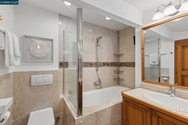 40 Las Palomas, Orinda CA: https://media.crmls.org/mediaz/fc8abc93-b109-44f2-ae8f-e2a4ed10704d.jpg