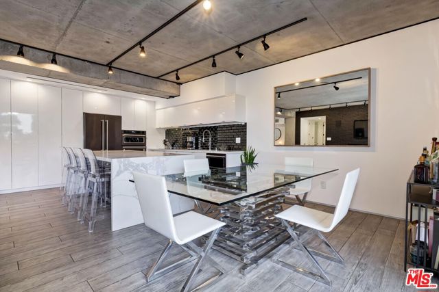 818 N Doheny Drive, West Hollywood CA: https://media.crmls.org/mediaz/fc8b124d-8e39-4bdf-bcfc-13bb37da24da.jpg