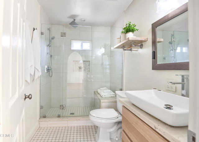 401 Del Norte Street, Los Angeles CA: https://media.crmls.org/mediaz/fc8b4096-cc96-44ee-af56-fd96022d94d7.jpg