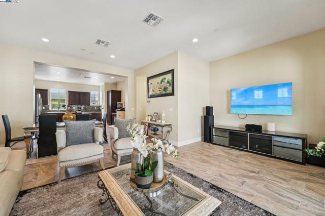 7213 Calistoga Ln, Dublin CA: https://media.crmls.org/mediaz/fc8ca3d3-5c8b-4edb-a62c-65deeb64833a.jpg