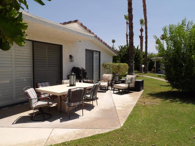 34451 Calle Las Palmas, Cathedral City CA: https://media.crmls.org/mediaz/fc8df6ae-74af-4cc5-967f-ce5231658a68.jpg