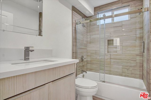 2419 S Cochran Avenue, Los Angeles CA: https://media.crmls.org/mediaz/fc8ea816-909b-441c-bc19-c0a2e61c1e49.jpg