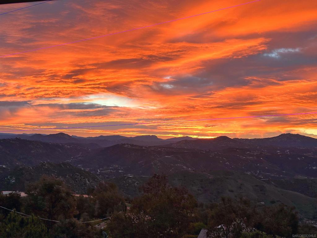 https://media.crmls.org/mediaz/fc8ffb64-bc0a-4500-a56e-5af62d4b52ed.jpg?preset=X-Large
