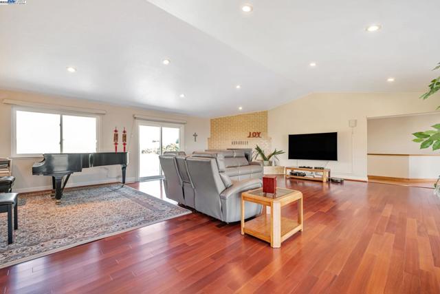 41794 Vargas Rd, Fremont CA: https://media.crmls.org/mediaz/fc9025bd-06fd-4134-b7db-c7a3d50bba8b.jpg