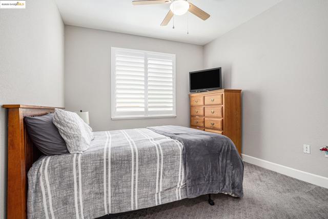 525 Stone Mountain Dr, Oakley CA: https://media.crmls.org/mediaz/fc90c771-7656-4e24-ac9c-ca87328d37e0.jpg