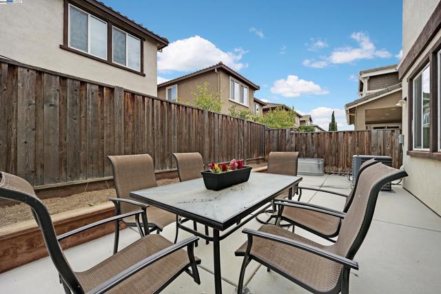 268 Coolcrest Dr, Oakley CA: https://media.crmls.org/mediaz/fc918e17-8d8f-47e9-b37f-4b6b3f70c144.jpg