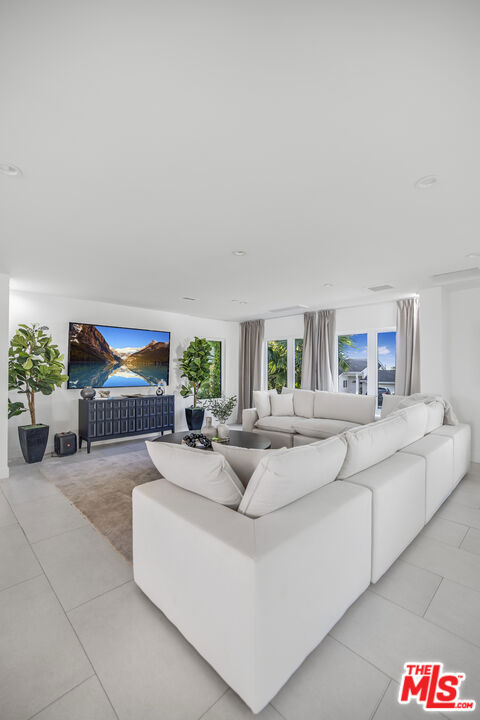 18202 Rancho Street, Tarzana CA: https://media.crmls.org/mediaz/fc91d386-03cb-4150-94c1-8c1220cd547f.jpg