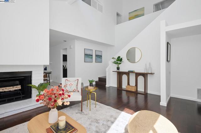 606 Baywood Rd, Alameda CA: https://media.crmls.org/mediaz/fc91e6ce-84eb-4cd3-86f8-3fdb9f1b39d4.jpg