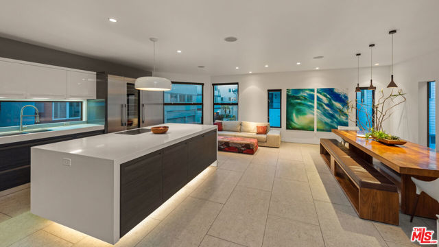 4616 Roma Court, Marina del Rey CA: https://media.crmls.org/mediaz/fc939616-27eb-4729-974a-d8a476865234.jpg