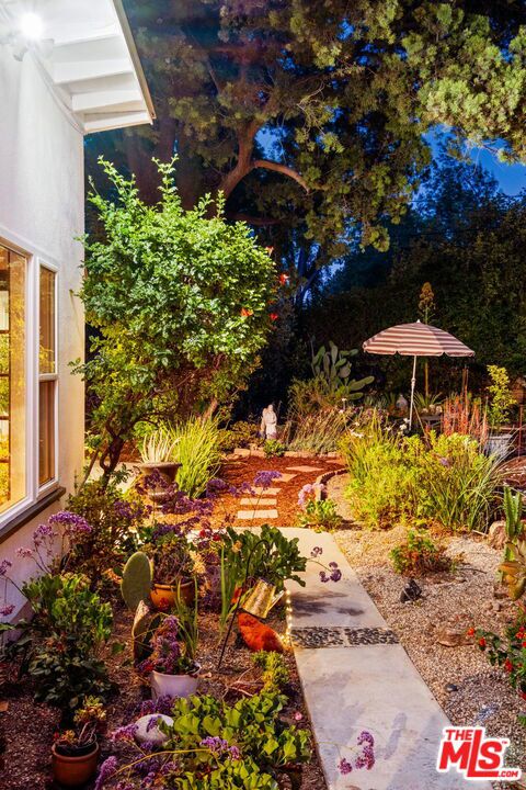 5940 Varna Avenue, Valley Glen CA: https://media.crmls.org/mediaz/fc942523-0f9d-42f0-b84b-673fb5f39a53.jpg