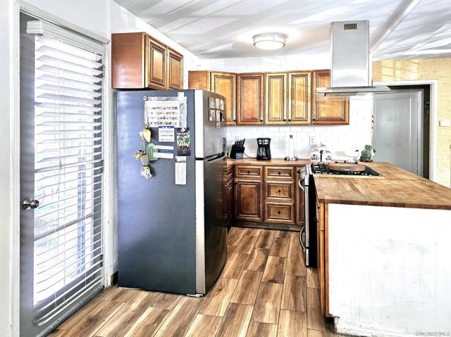 425 E 16Th St, National City CA: https://media.crmls.org/mediaz/fc942e1a-52b2-4208-b979-62cf37eac5df.jpg