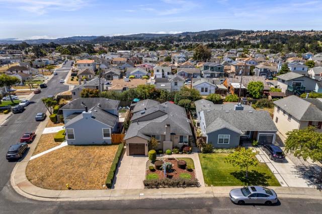 141 Knoll Circle, South San Francisco CA: https://media.crmls.org/mediaz/fc9483ac-2fae-456c-8901-791eb9f305a6.jpg