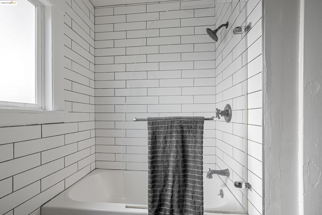 https://media.crmls.org/mediaz/fc95574b-ec38-48f7-9848-cc5a02bf62f3.jpg?preset=X-Large