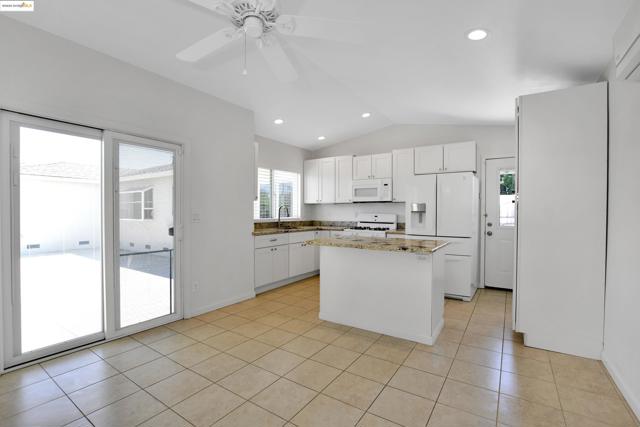 2086 Oakridge Ln, Pittsburg CA: https://media.crmls.org/mediaz/fc96759c-5da7-4ce3-8241-4b5f9e255bbc.jpg