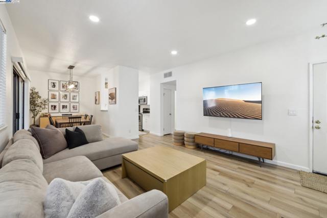 7104 Cross Creek Cir, Dublin CA: https://media.crmls.org/mediaz/fc96ac49-4567-4178-b8c8-36699b787040.jpg