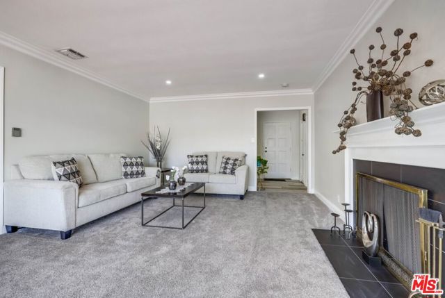 1060 E 45th Way, Long Beach CA: https://media.crmls.org/mediaz/fc97070b-0c02-46c7-82b0-0091eb99086f.jpg