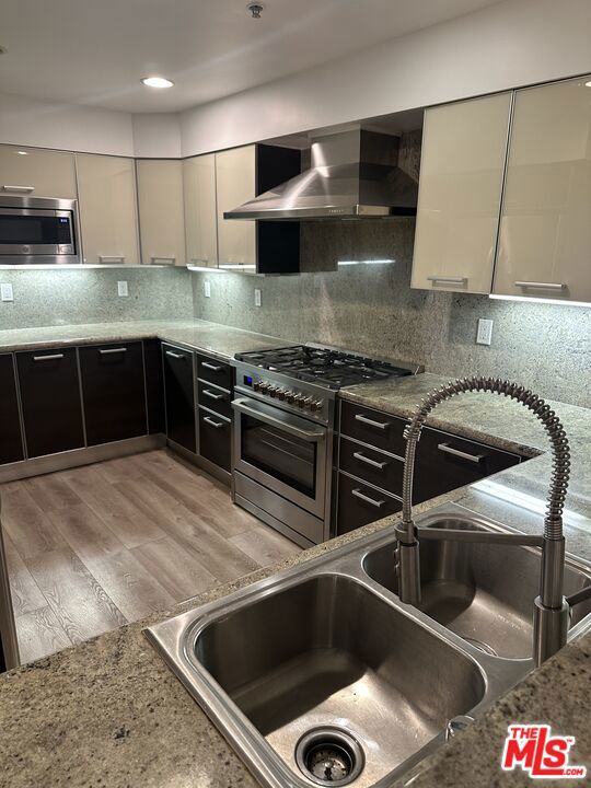 1319 N Detroit Street, Los Angeles CA: https://media.crmls.org/mediaz/fc9831e2-c1fc-49e9-83f4-d0817d8954ff.jpg