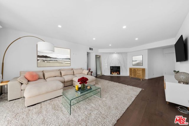 11970 Montana Avenue, Los Angeles CA: https://media.crmls.org/mediaz/fc993a94-ea73-42f3-a414-7a9742c5bad8.jpg