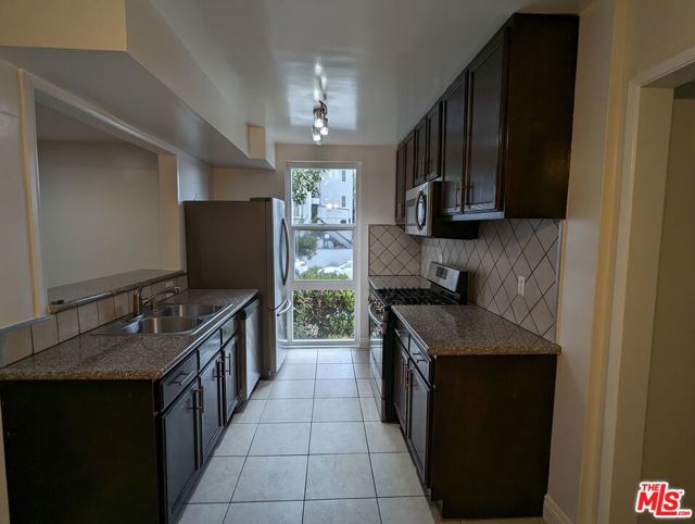 633 N Sweetzer Avenue, West Hollywood CA: https://media.crmls.org/mediaz/fc9967f9-d7f1-45f9-a238-d833619409d2.jpg