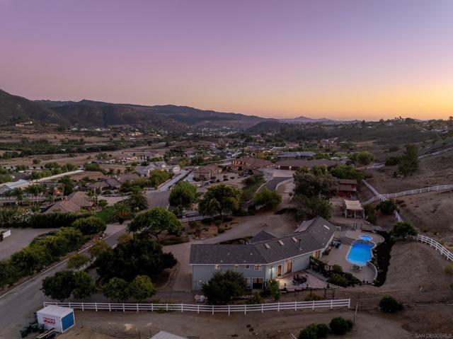 9844 Lorraine Ridge Trail, El Cajon CA: https://media.crmls.org/mediaz/fc9a0ba8-ed1b-4143-be1a-9d143bf86a00.jpg