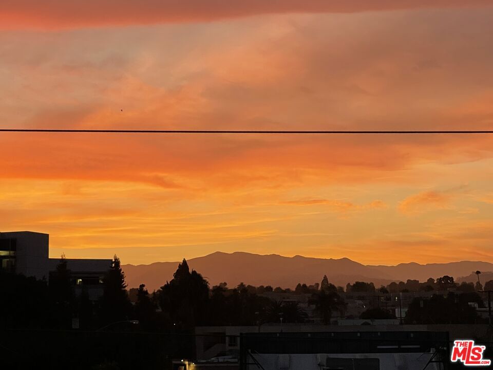 https://media.crmls.org/mediaz/fc9a4244-9b1e-43e3-bf8c-8d5e5e2d06c9.jpg?preset=X-Large
