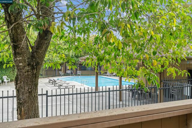 5319 Ridgeview Cir, El Sobrante CA: https://media.crmls.org/mediaz/fc9b007f-6bb1-4a0c-bfae-cdbb860ce65f.jpg