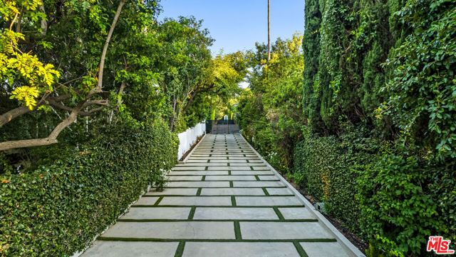 18762 Wells Drive, Tarzana CA: https://media.crmls.org/mediaz/fc9b0a2a-be8e-4a80-8fa3-50ce8814bef6.jpg