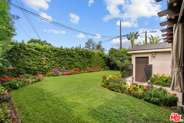 5767 Lasaine Avenue, Encino CA: https://media.crmls.org/mediaz/fc9b2c29-5c50-461d-89c5-d87456ffe203.jpg