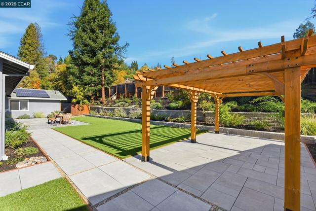 198 Pulido Rd, Danville CA: https://media.crmls.org/mediaz/fc9b3bda-120c-4255-9067-406a83960d18.jpg