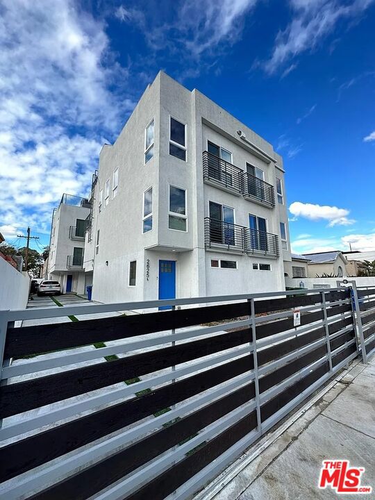 2627 Somerset Drive, Los Angeles CA: https://media.crmls.org/mediaz/fc9bda7d-f40b-4cf1-9ce9-569f02d9b5e6.jpg