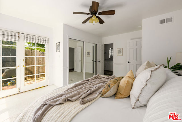 3856 Hayvenhurst Avenue, Encino CA: https://media.crmls.org/mediaz/fc9c1e37-7cd2-4c1f-aea1-32e498cfc55e.jpg