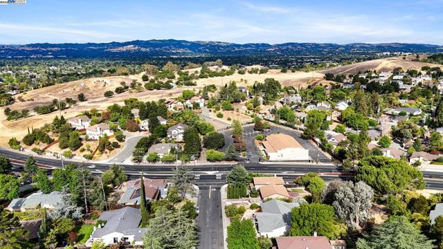 4321 Kingswood Dr, Concord CA: https://media.crmls.org/mediaz/fc9c32d6-7440-4404-80cb-cae1a1f4811b.jpg
