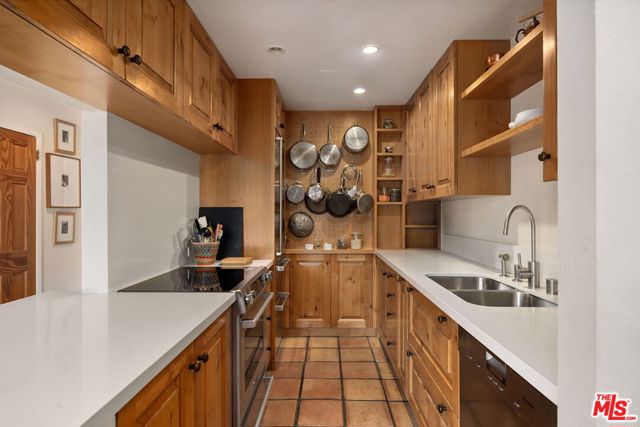 100 S Doheny Drive, Los Angeles CA: https://media.crmls.org/mediaz/fc9c5163-d1af-4d69-a552-d9488ebe13cf.jpg