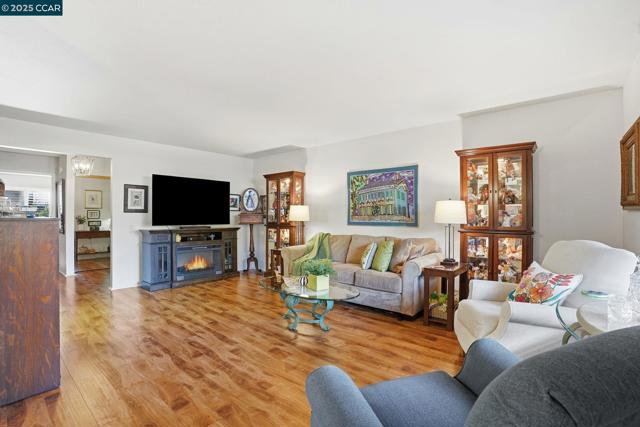 3417 Tice Creek, Walnut Creek CA: https://media.crmls.org/mediaz/fc9d339e-090c-435d-a991-b96e1b38d6f8.jpg