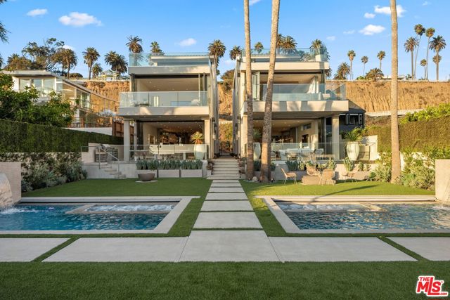 938 -940 Palisades Beach Road, Santa Monica CA: https://media.crmls.org/mediaz/fc9d4e03-6005-44db-b5b2-fe3aa4cea6fb.jpg