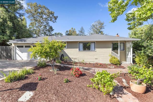 3348 Betty Ln, Lafayette CA: https://media.crmls.org/mediaz/fc9d6526-4384-4a7d-b258-0dbb8444df5b.jpg