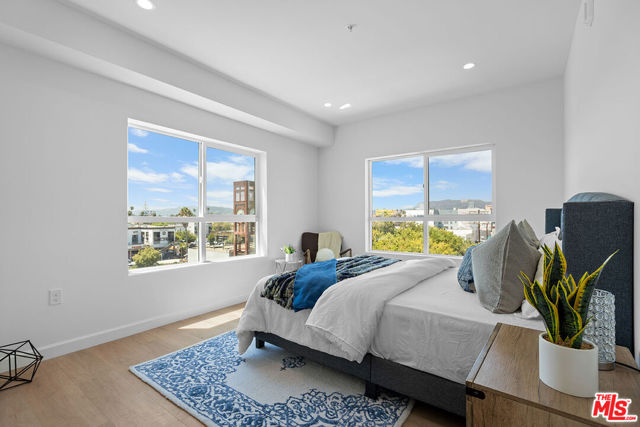 321 S Oxford Avenue, Los Angeles CA: https://media.crmls.org/mediaz/fc9e28a2-7147-438f-aed1-3f3be3340d0c.jpg
