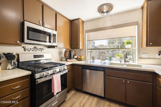 658 Rosewood Avenue, Camarillo CA: https://media.crmls.org/mediaz/fc9f4501-198b-4a96-83de-cee7184a1486.jpg