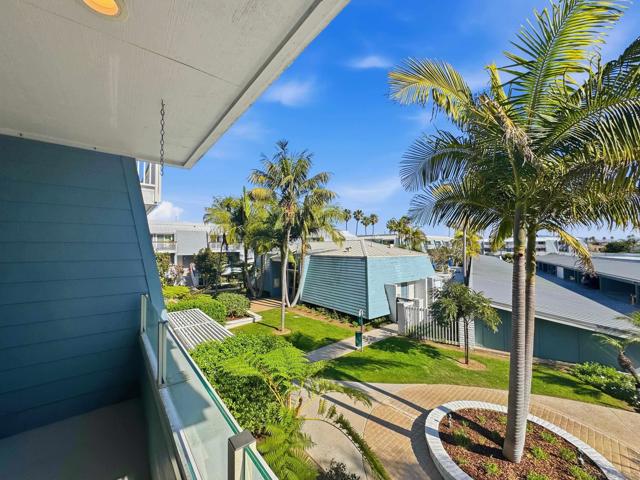 22 Montego Ct, Coronado CA: https://media.crmls.org/mediaz/fc9f5424-8f7e-45fa-954c-80414ef408f2.jpg