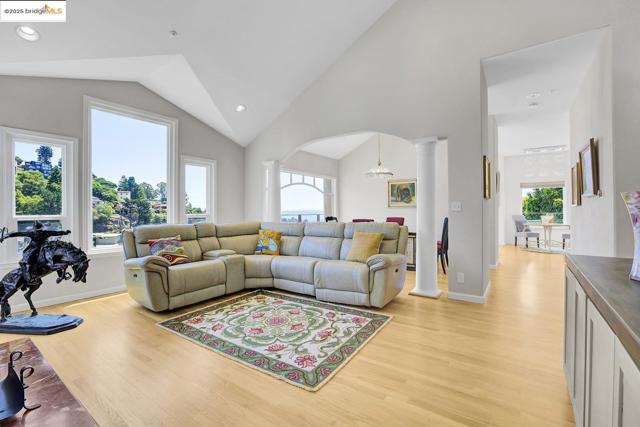 7075 Elverton Dr, Oakland CA: https://media.crmls.org/mediaz/fca00bc0-36ff-4f6c-9ab1-2dd8f58c4907.jpg