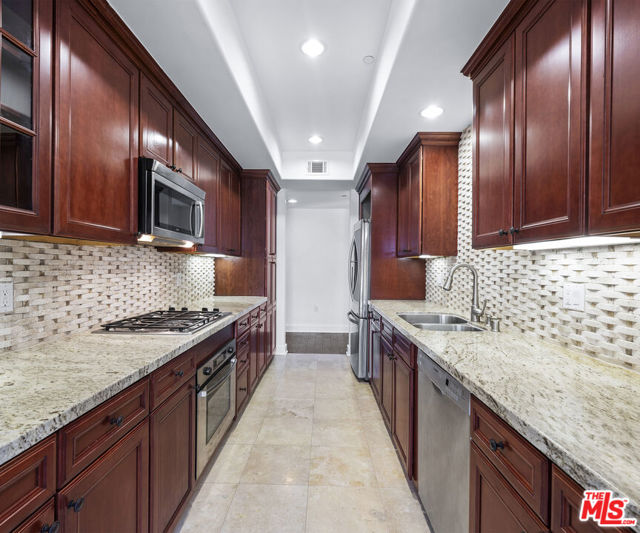 155 N Hamilton Drive, Beverly Hills CA: https://media.crmls.org/mediaz/fca18355-a355-413e-be10-7ac214f52c68.jpg