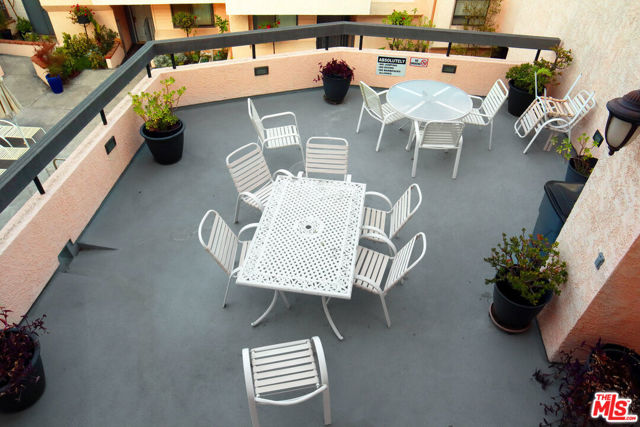 11911 Magnolia Boulevard, Valley Village CA: https://media.crmls.org/mediaz/fca1ca90-c729-4aa5-9fff-ecf5829934b7.jpg
