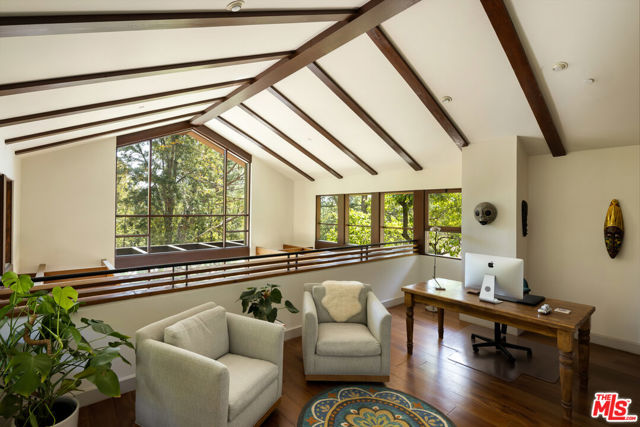 2669 Harlesden Court, Los Angeles CA: https://media.crmls.org/mediaz/fca3721f-4ce4-475e-90d9-20485519d697.jpg