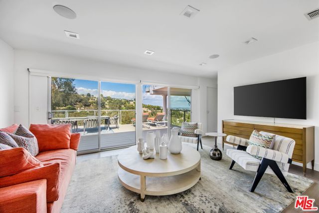 2600 Carman Crest Drive, Los Angeles CA: https://media.crmls.org/mediaz/fca402dc-24fe-4a53-90fe-ac56531422c3.jpg