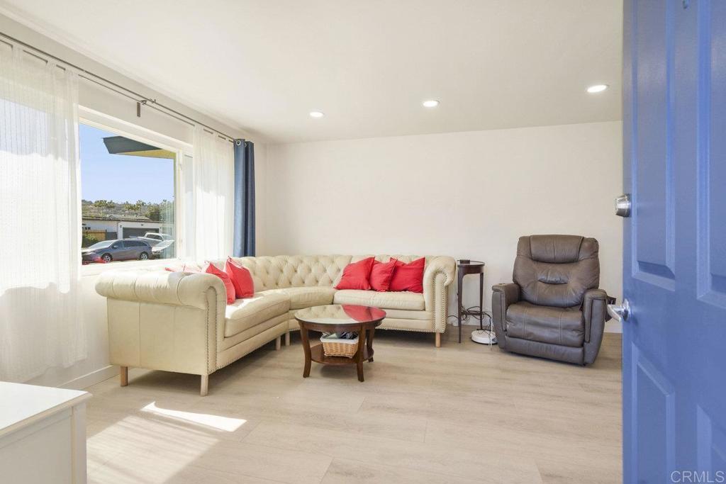 https://media.crmls.org/mediaz/fca69725-f585-45e8-bae4-1c258a18062e.jpg?preset=X-Large