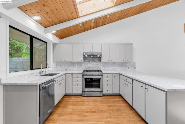 1881 Grand View Drive, Oakland CA: https://media.crmls.org/mediaz/fca83903-0e68-428a-94df-a7bf8fa1203e.jpg